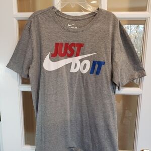 Nike Gray T-Shirt with Just Do It Graphic Size: L